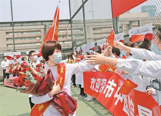 昨日，深圳市中医院举办仪式欢迎援鄂医疗队及支援市三院的医护人员归来。深圳特区报记者 齐洁爽 摄