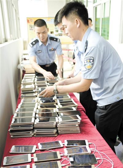 警方在现场抓获了104名涉嫌网络赌博人员,缴获涉案手机1007部。从化警方依法对涉嫌开设赌场罪的黄×高等24人刑事拘留,其余57人因赌博违法行为被行政拘留。