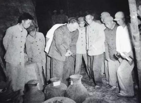 1968 年时任中国科学院院长郭沫若在满城汉墓发掘现场指导工作