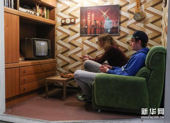 在德国首都柏林,两名参观者在柏林电脑游戏博物馆内体验游戏设备。