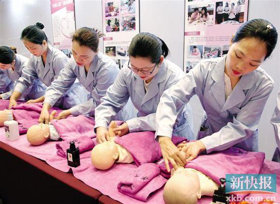 作方案提出,到2021年,开展家政服务类培训12万人次以上。新快报记者 李小萌/摄