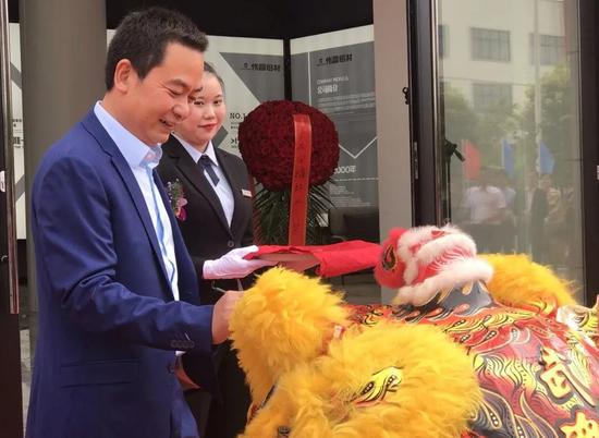 华昌铝业总经理潘树华、云南伟昌总经理关世龙同为醒狮点睛