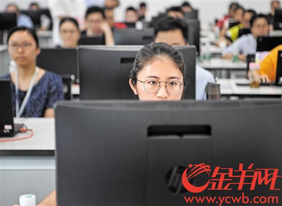 16日,华南理工大学五山校区理综评卷工作正在进行