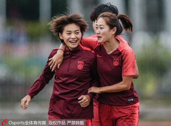 中国女足赛前训练很放松。