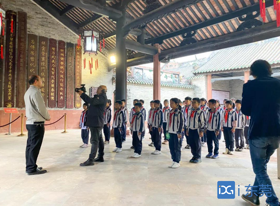 ▲潢涌小学的学生来到黎氏大宗祠，诵读黎氏祖训