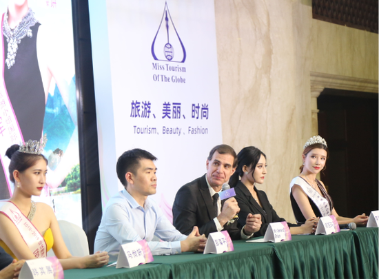 美国环球旅游小姐有限公司代表布莱恩先生在现场答记者问