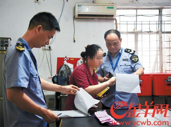 6日上午，广州食药监部门的执法人员前往真功夫送餐点进行调查