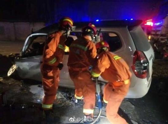 西安市纺渭路面包车与水泥搅拌罐车相撞事故现场。 央视新闻客户端 图