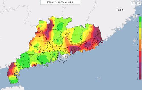 其中东南部地区出现雾，能见度更低，图为21日早晨汕头网友上传的天气实景图。