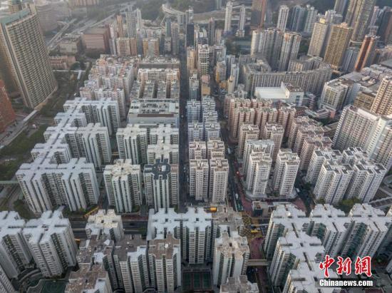资料图:香港楼宇密集,大片住宅楼错落有致。 中新社记者 谢光磊 摄