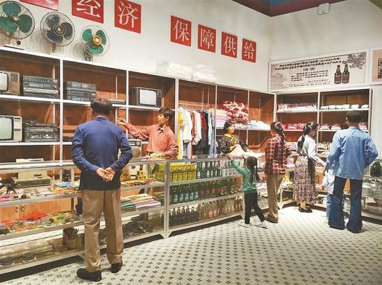 ▲“20世纪80年代广东地区购物商场的一角”场景。
