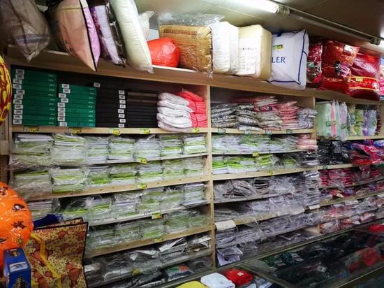 店面不大,但商店装潢、摆设、货品,都和以前一样,让人仿佛回到童年。拍客 李普明 摄