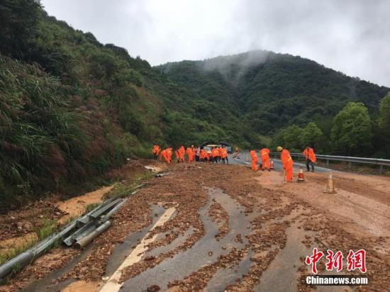 资料图:自然灾害之一——山体塌方。 解天明/图 王剑/文