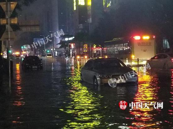 倾盆暴雨导致广州城区多路段路面积水，番禺市桥地铁口封闭。（拍摄/陈杰荣）