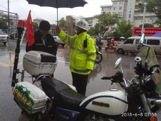 除了护航高考，在暴雨中的警察蜀黍还在