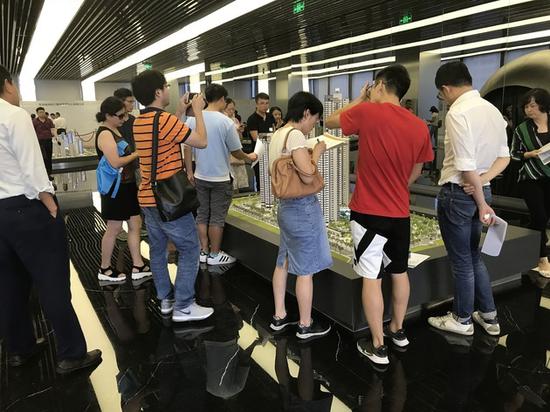 购房者在营销中心看房 图片来源:每经记者董青枝摄