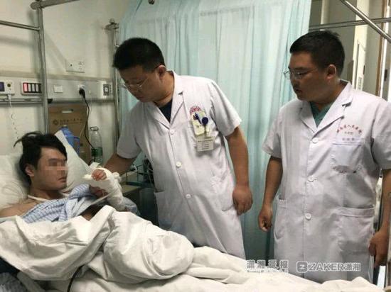近日，湖南省人民医院，医生正在查看小袁的伤情。 图/受访者提供