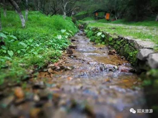 悠悠漫步布满沧桑的鹅卵石道上