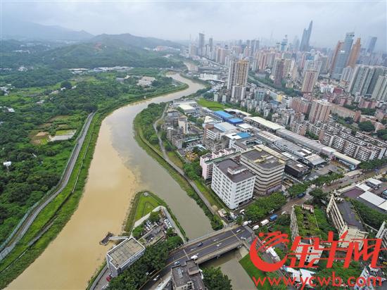 从29日夜间开始，深圳有19座水库陆续泄洪，目前深圳市河流、水库水位正常 记者 王磊 摄