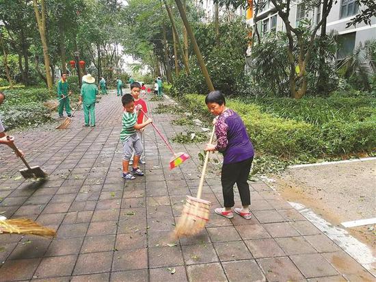 梅陇镇小区业主自发参与小区清洁。 深圳晚报记者 邱志东 摄