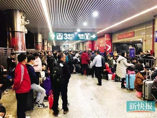 13日凌晨4∶09 ■地铁I入口外侧坐满了人。旅客正等早上6时的首班地铁。
