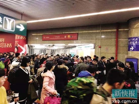 13日清晨5∶34 ■在地铁I入口蹲守一夜的旅客迎来首班地铁开行。
