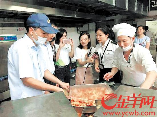 学校食品安全问题尤其牵动人心 王俊 摄 (资料图片)