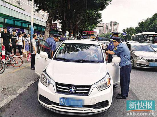 ■执法人员对违规行驶的网约车进行了查处。 新快报记者 毕志毅/摄(资料照片)