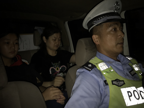 南海一母亲雨夜接孩子出事故 交警举动暖人心