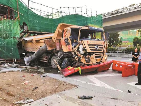 ▲撞倒临时支墩的肇事泥头车。 本版图片由市交通运输局 供图