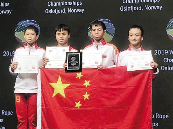 岑小林(右一)和队友获得男子团体全能奖 受访者供图