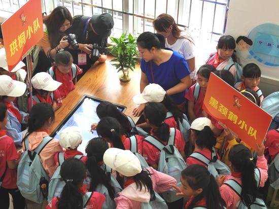 贵州毕节百名青少年在广少图参加体验活动。广州少年儿童图书馆供图。