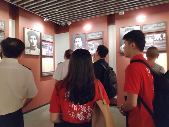 2019年9月4日,华东政法大学大三学生身着红色T恤,参观一大会址纪念馆。 澎湃新闻见习记者 张慧 图