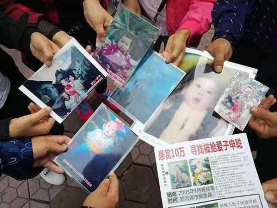 一些被害人家属出示被拐孩子当年的照片。警方初步查明,“梅姨”是重要的涉案嫌疑人。 澎湃新闻记者 朱远祥 摄