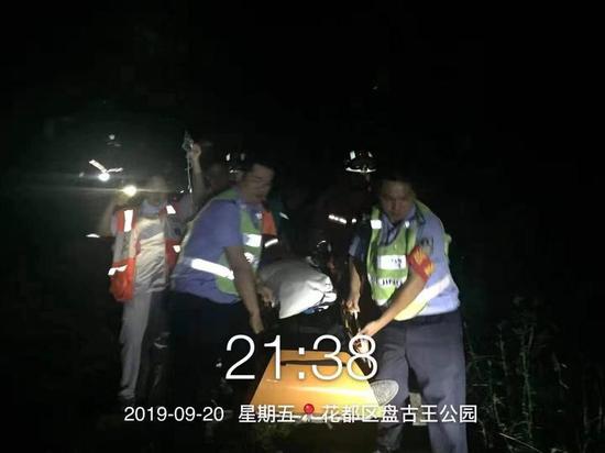 杨绍伟、钟景威和医护人员一起将晕倒男子抬下山