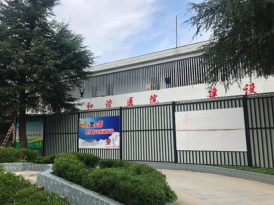 康宁精神病医院内的住院楼,事发地点在这座楼的二楼。