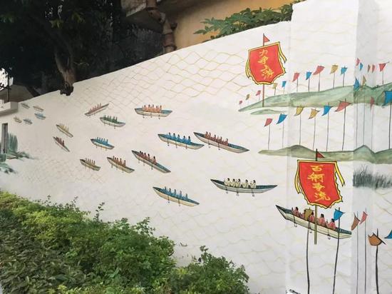 ▲几层民居被整体改造,民居外墙绘画呈现出小榄赛龙舟等传统文化元素,与对面的公园形成统一的风格。明剑 摄