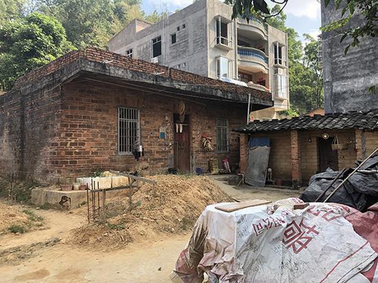 小文家的房子是一栋老旧的砖房,建于上世纪90年代初,小文一家四口居住至今。