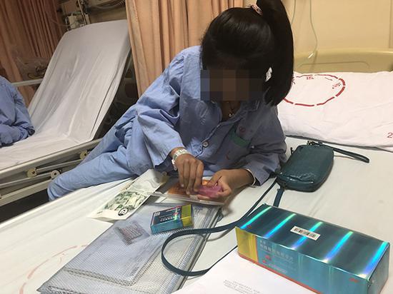 小雅在整理自己每天所吃的药，她已习惯不喝水直接吞药