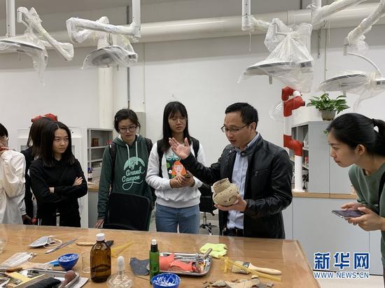 市民参观文物科技保护实验室。新华网发