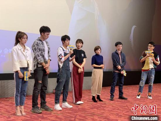 电影《半个喜剧》16日晚在上海影城举行上海首映礼活动。 徐银 摄