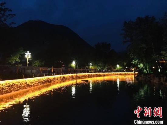 图为甘肃康县花桥景区内夜景。(资料图) 闫姣 摄