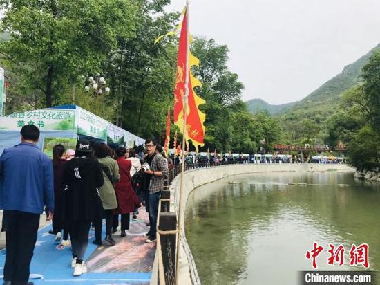 甘肃康县在花桥景区举办“美食节”揽客。(资料图) 闫姣 摄