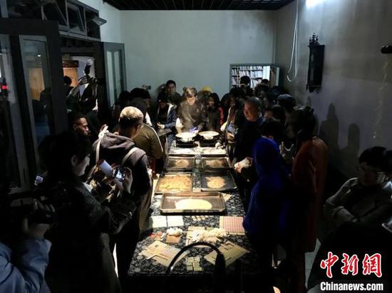 “与世界握手·品东瓯百碗”——国际留学生观摩体验瓯菜之旅活动现场。 施芸芸 摄