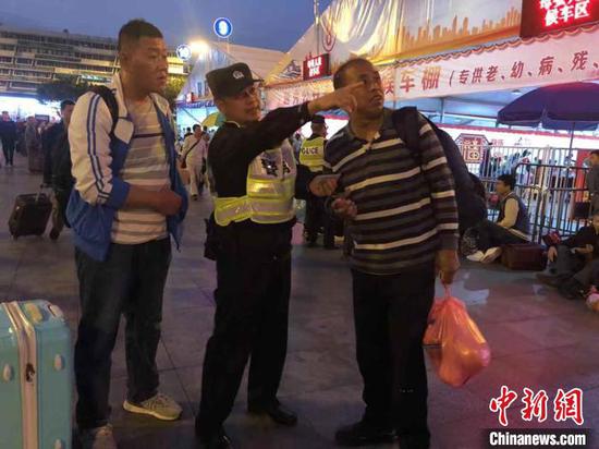 　　民警在广州火车站广场为旅客提供帮助。广州警方 供图