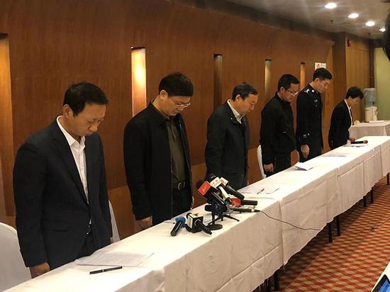 会上，全体人员为3名遇难者默哀 本文图片均由澎湃新闻记者 贺元韬 图 