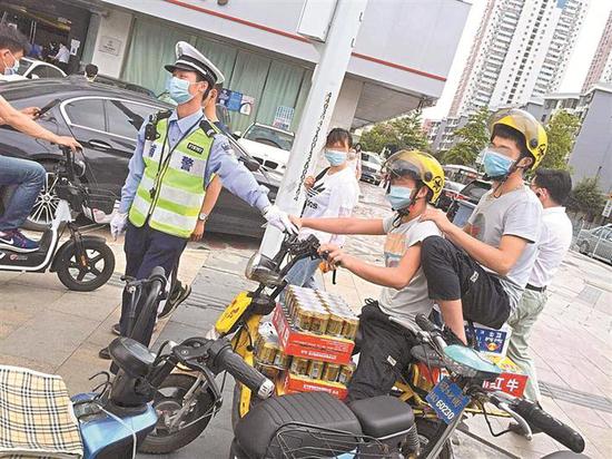 ▲交警严查交通违法人员。深圳晚报记者 马超 通讯员 谢春旭 摄