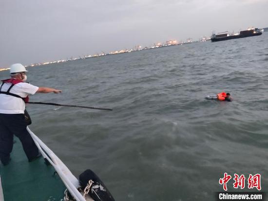 广州海事部门在珠江口紧急救起一跳海轻生船员。 康君 摄