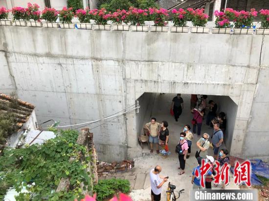市民走到屋主家参观 孙秋霞 摄