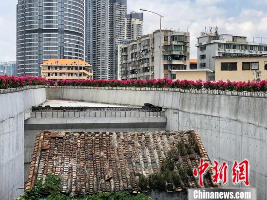 “桥中屋”被海珠涌大桥包围 孙秋霞 摄